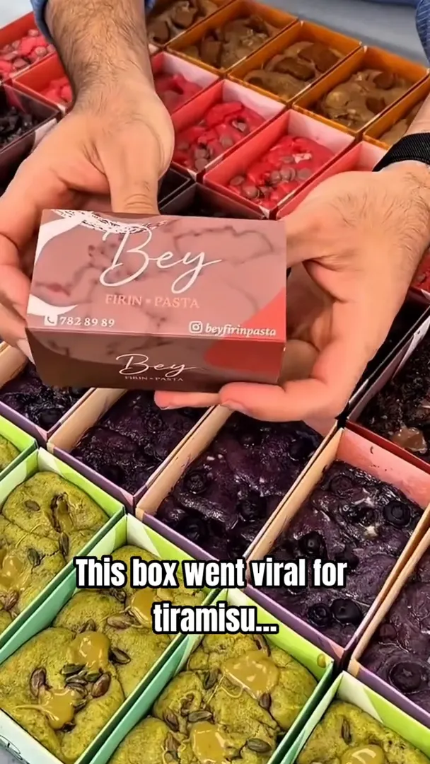 This packaging went viral for tiramisu… so why not cookies? 🍪 Individual packaging, different flavors, and a fun unboxing experience simple, smart, and definitely different from the usual cookie box. Perfect for stuffed cookies, cookie tasting boxes, limited editions or mix &…